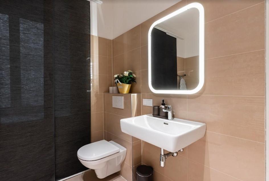 Authentic Apartment Next To Schwedenplatz Viena Exterior foto